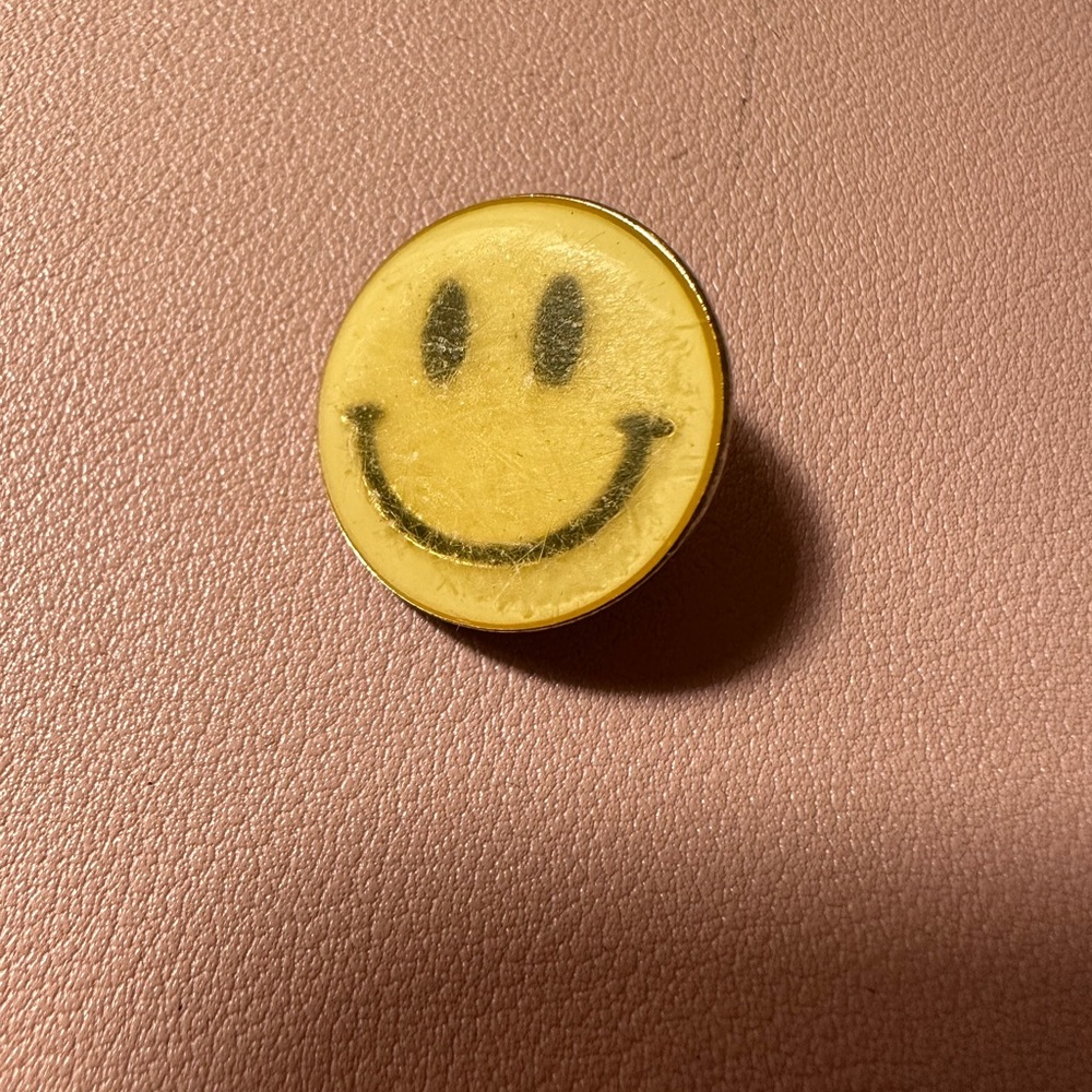 Brandy Melville Smiley Face Pin